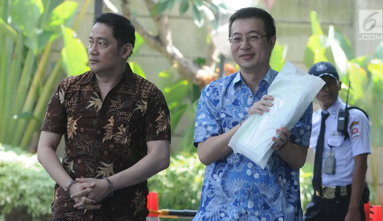 Dua terdakwa, bos Forex Surabaya Hary Suwanda (kanan) dan rekannya Raywond Rawung tiba untuk menjalani pemeriksaan di Gedung KPK, Jakarta, Kamis (11/7/2019). Kedua diperiksa sebagai saksi untuk keperluan penyidikan kasus suap terkait penanganan perkara di PN Jakarta Barat. (merdeka.com/Dwi Narwoko)