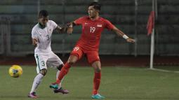 Bek sayap Timnas Indonesia, Abduh Lestaluhu, menghadang pergerakan pemain Singapura pada laga Piala AFF 2016 di Filipina, Jumat (25/11/2016). Indonesia tertinggal 0-1 dari Singapura. (Bola.com/Nicklas Hanoatubun)