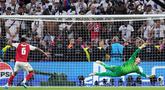 Tendangan penalti pemain Arsenal, Gabriel Magalhaes, melambung di atas mistar gawang kiper PSG, Matvey Safonov, pada final Liga Champions di Stadion Puskas Arena, Sabtu (30/5/2026). (AP Photo/Petr Josek)