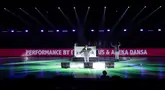 DJ Dipha Barus berkolaborasi dengan rapper kondang Indonesia, Iwa K saat menghibur penonton dalam acara Grand Final AXIS Nation Cup 2024 di Indonesia Arena, GBK, Jakarta, Sabtu (16/11/2024). (Bola.com/Muhammad Iqbal Ichsan)