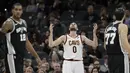Ekspresi pemain Cavaliers, Kevin Love (0) saat melakukan pelanggaran terhadap pemain Spurs, LaMarcus Aldridge (12) pada lanjutan NBA di basketball game di AT&T Center, San Antonio, (23/1/2018). Spurs menang  114—102. (AP/Eric Gay)