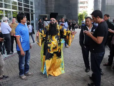 Seorang pria berpakaian khas budaya China ala Hakim Bao mendatangi Pengadilan Negeri Jakarta Pusat, Rabu (10/8). Hakim Bao atau Bao Zheng adalah seorang hakim dan negarawan terkenal pada zaman Dinasti Song Utara. (Liputan6.com/Helmi Afandi)