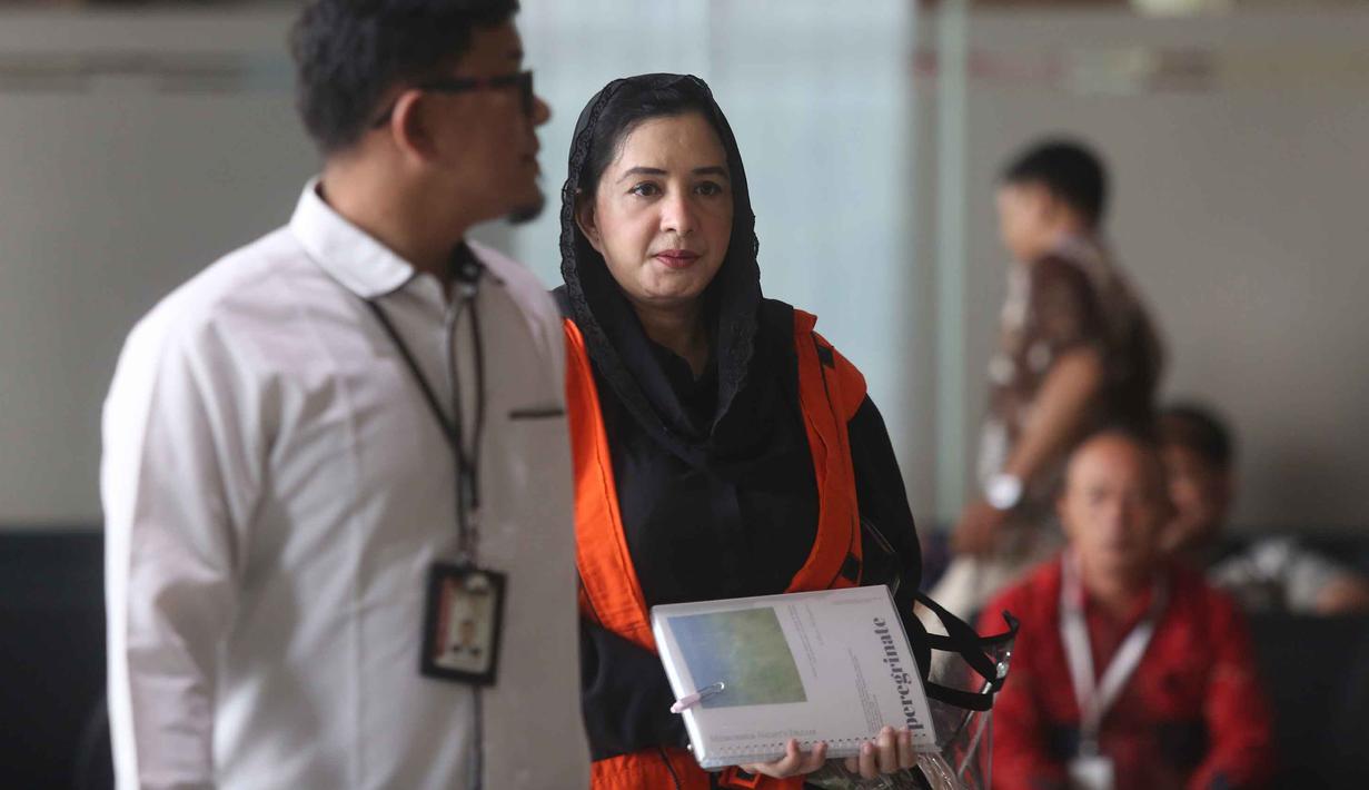 Fadia Arafiq diduga melakukan intervensi kepada para kepala dinas untuk memenangkan perusahaan milik keluarganya, yaitu PT Raja Nusantara Berjaya (RNB), dalam proyek pengadaan outsourcing. Tampak dalam foto, tersangka kasus dugaan korupsi pengadaan barang dan jasa outsourcing (tenaga alih daya) serta lainnya di lingkungan Pemerintah Kabupaten Pekalongan untuk tahun anggaran 2023–2026, Fadia Arafiq, saat tiba di Gedung Merah Putih Komisi Pemberantasan Korupsi (KPK), Jakarta, Rabu (29/4/2026). (merdeka.com/Arie Basuki)