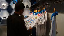 Calon pembeli jersey Persib di lantai dua Graha Persib, Jalan Sulanjana, Kota Bandung. (Bola.com/Erwin Snaz)