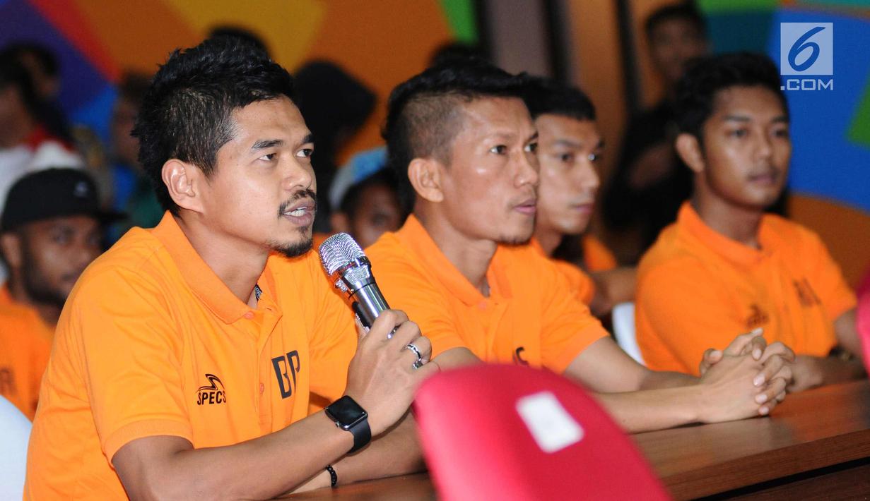 Pemain Persija. Bambang Pamungkas bersama Kapten tim, Ismed Sofyan memberi keterangan jelang syukuran gelar juara Piala Presiden 2018 bersama Dewan Pembina Persija Komjen Pol Syafruddin di Jakarta, Senin (19/2). (Liputan6.com/Helmi Fithriansyah)