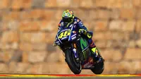 Pebalap Movistar Yamaha, Valentino Rossi, finis kelima pada balapan MotoGP Aragon, Minggu (24/9/2017). (Bola.com/Twitter/btsportmotogp) 