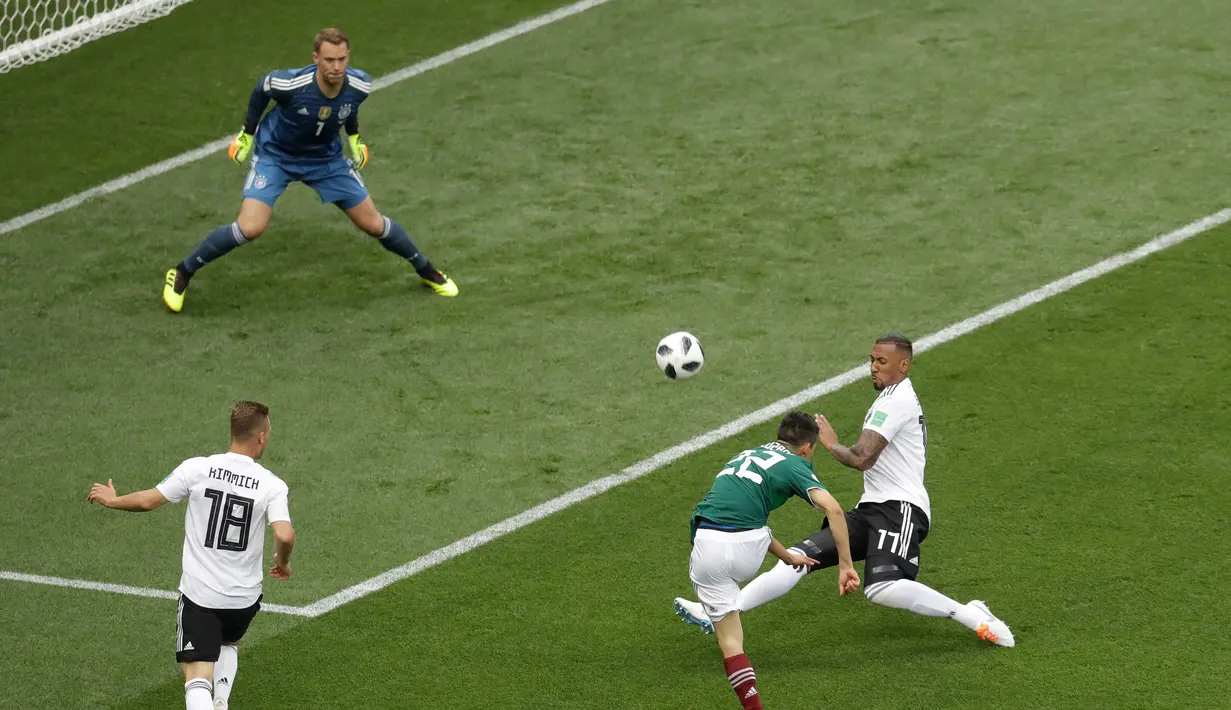 Pemain Jerman, Jerome Boateng (kanan) memblokir tendangan Hirving Lozano dalam pertandingan Grup F antara Jerman dan Meksiko di Piala Dunia 2018 di Stadion Luzhniki, Moskow, Rusia, Minggu (17/6). (AP Photo/Michael Probst)