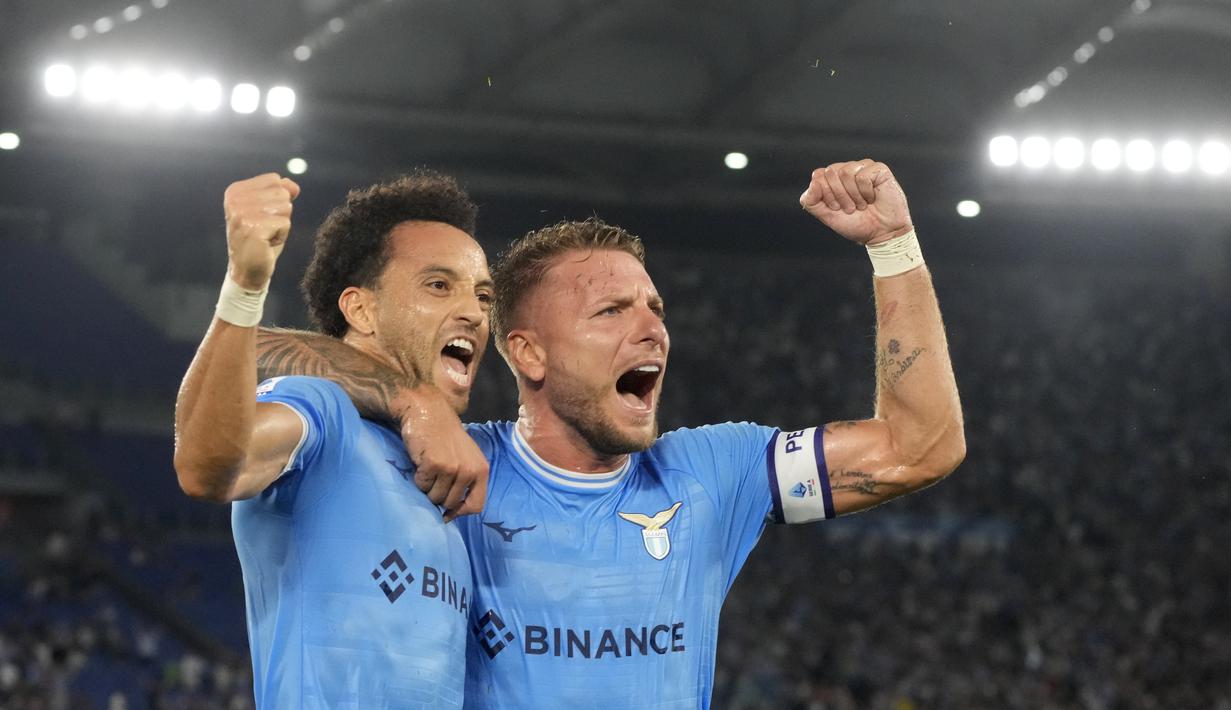 Gelandang Lazio Felipe Anderson berselebrasi dengan Ciro Immobile setelah mencetak gol pembuka timnya ke gawang Inter Milan pada pekan ketiga Serie A 2022/2023 di Stadio Olimpico, Roma, Sabtu (27/8/2022) dini hari WIB. Lazio mampu memberikan kekalahan perdana untuk Inter Milan usai menang 3-1. (AP Photo/Gregorio Borgia)