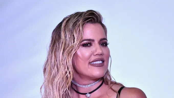 [Bintang] Khloe Kardashian Akhirnya Tak Lagi Sembunyikan Kehamilan?