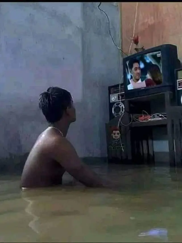 6 Kelakuan Bapak-Bapak saat Nonton Sinetron Ini Bikin Tepuk Jidat
