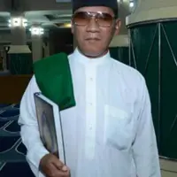 Asli canggih. Meski tak bisa melihat sejak usia 4 tahun, namun tak menghalangi dirinya untuk belajar keras. Dia bahkan hafal 30 juz!