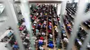 Umat Muslim Malaysia melaksanakan Salat Jumat pertama di bulan suci Ramadan di Masjid Tuanku Mizan Zainal Abidin di Putrajaya, Malaysia, Jumat (2/6). (AFP PHOTO / Manan VATSYAYANA)