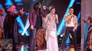 Sejumlah bintang tamu meramaikan acara Indonesia Dangdut Awards (IDA) 2015, Jakarta, Rabu (28/10/2015). Perhelatan IDA 2015 menggambarkan dangdut telah menjadi bagian tidak terpisahkan dari masyarakat Indonesia. (Liputan6.com/Faizal Fanani)