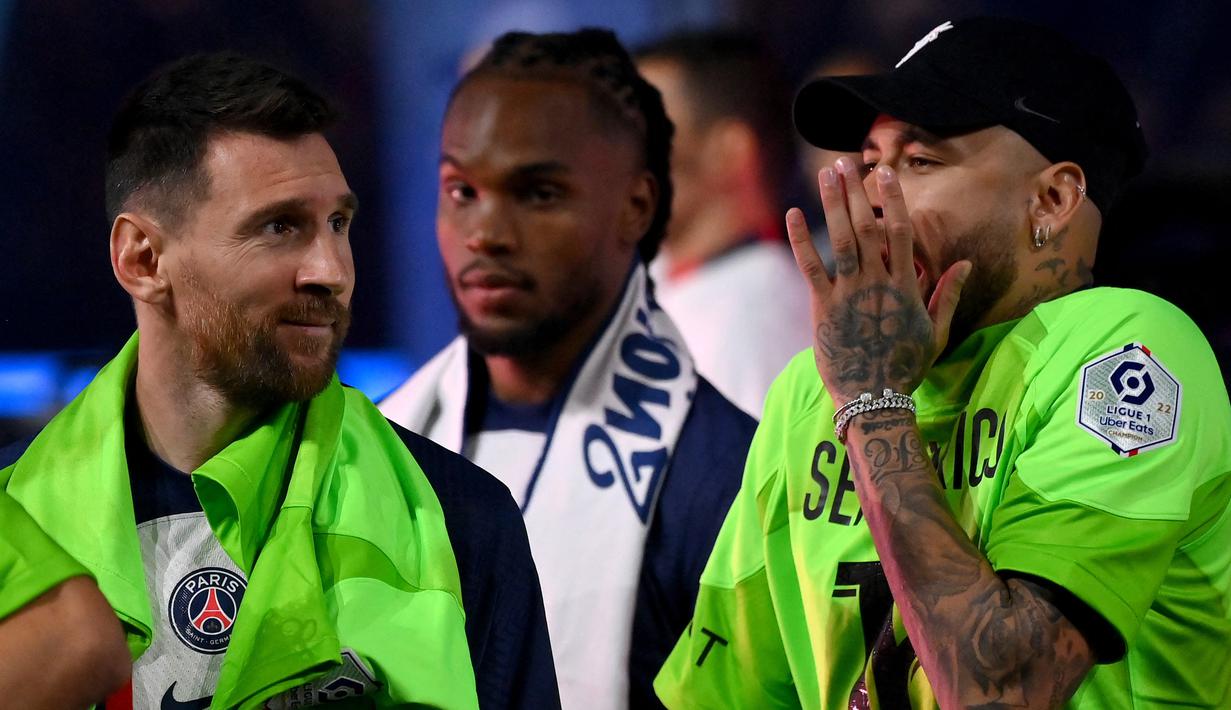 Ekspresi pemain Paris Saint-Germain, Lionel Messi (kiri) dan Neymar Jr saat perayaan gelar juara Liga Prancis 2022/2023 di Parc des Princes Stadium, Minggu (4/6/2023) dini hari WIB. (AFP/Franck Fife)