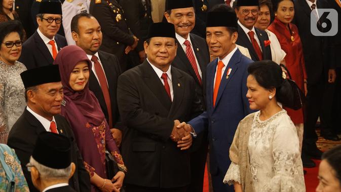 Menteri Pertahanan, Prabowo Subianto mendapat ucapan selamat dari Presiden Joko Widodo (Jokowi) didampingi Ibu Negara Iriana seusai pelantikan Kabinet Indonesia Maju di Istana Negara, Jakarta, Rabu (23/10/2019). (Liputan6.com/Angga Yuniar)