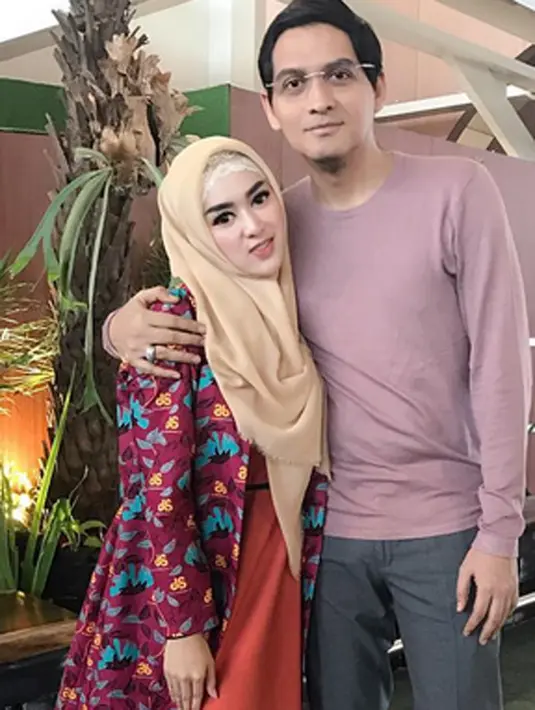 Sejak awal pernikahan, pasangan ini memang selalu menjadi bahan pembicaraan, yakni mengenai pernikahan kontrak yang mereka lakukan. Mengetahui hal ini, Lucky pun membantah dan menyebutnya sebagai fitnah. (Instagram/tiaradewireal)