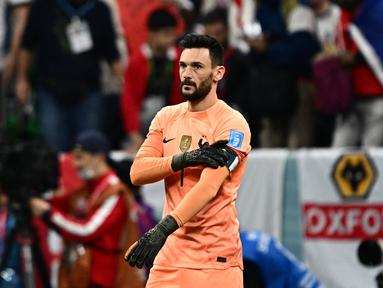 Kiper sekaligus kapten Timnas Prancis, Hugo Lloris resmi pensiun dari Timnas Prancis pada Senin (9/1/2022) waktu setempat. Seiring dengan keputusan tersebut membuat ban kapten skuad Les Bleus resmi lowong. Berikut ini kandidat kuat kapten Timnas Prancis setelah Hugo Lloris pensiun. (AFP/Gabriel Bouys)