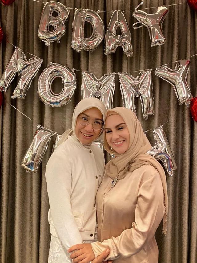 6 Potret Transformasi Kebersamaan Irish Bella dan Ibunda, Kompak Sedari Dulu