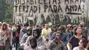 Penyandang disabilitas berkostum zombie melakukan aksi teatrikal dalam Festival Bebas Batas 2018 di CFD Jakarta, Minggu (14/10). Festival ini mengedukasi publik bahwa para disabilitas memiliki peranan sama dalam masyarakat. (Merdeka.com/Iqbal Nugroho)