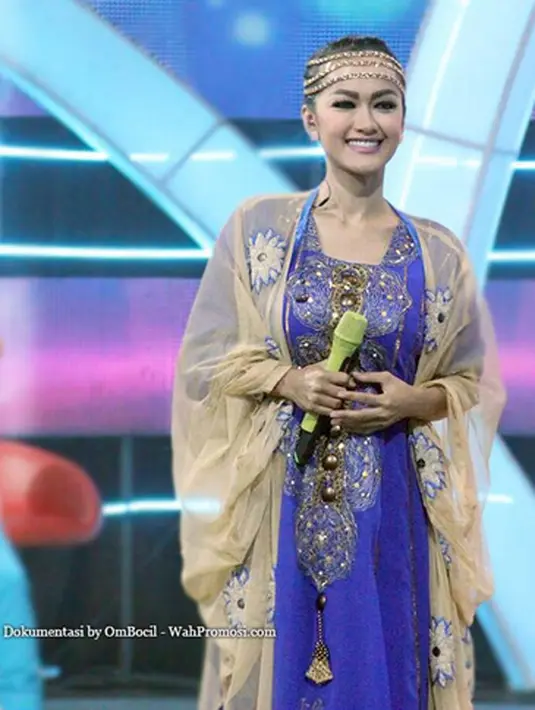 Julia Perez mengenakan baju gamis biru, hiasan kepala cantik menyempurnakan penampilan Julia Perez. (Photo : Instagram)