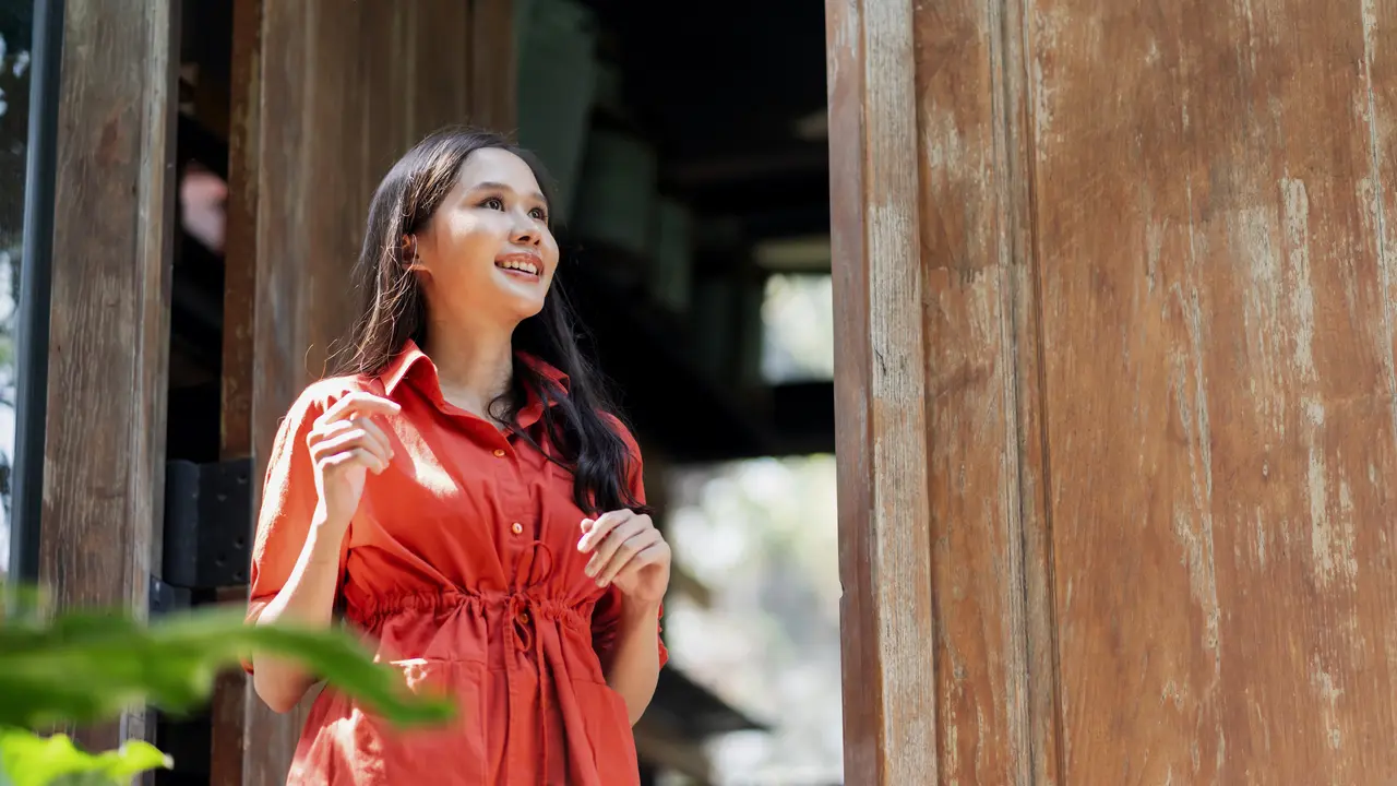 wanita september baju merah