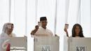 Cagub DKI Jakarta, Anies Baswedan bersama istri dan anaknya menunjukan kertas suara saat akan menggunakan hak pilihnya di TPS 28 Cilandak, Jakarta Selatan, Rabu (19/4). (Liputan6.com/Yoppy Renato)
