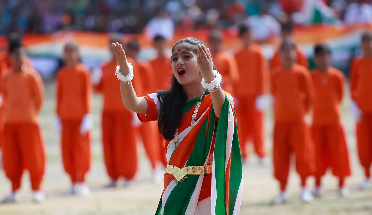 Seorang Siswi India melakukan tarian selama perayaan Hari Kemerdekaan India, di Jammu, India,  (15/8). India merdeka dari kolonialis Inggris pada tahun 1947. (AP Photo / Channi Anand)