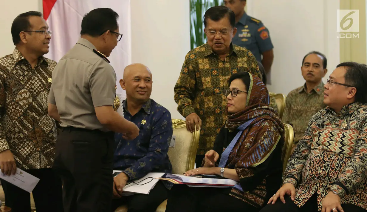 Wapres Jusuf Kalla berbincang dengan sejumlah menteri sebelum sidang kabinet paripurna, di  Istana Kepresidenan Bogor, Senin (29/5). Rapat salah satunya membahas persiapan Idul Fitri 1438 H dan pemantauan harga bahan pokok. (Liputan6.com/Angga Yuniar)