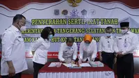 Walikota Tangerang Selatan (Tangsel) Airin Rachmi Diany menerima sertifikat tanah asset Pemkot Tangsel dan tanah wakaf dari Badan Pertanahan Nasional.