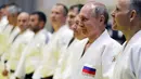 Presiden Rusia, Vladimir Putin mengambil bagian dalam sesi latihan judo bersama atlet nasional Rusia di Sochi, Kamis (14/2). Judo merupakan salah satu olahraga kegemaran Putin yang telah digeluti sejak masa muda. (Mikhail KLIMENTYEV/SPUTNIK/AFP)