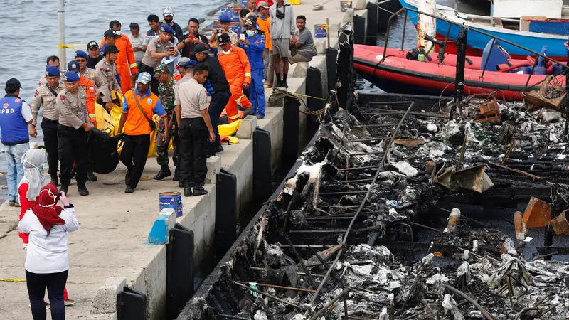 20170101-Kapal Wisata Zahro Express Terbakar di Muara Angke-Jakarta