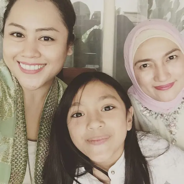 Putuskan Berhijab, Ini 6 Potret Terkini Sarah Amalia Mantan Istri Ariel NOAH