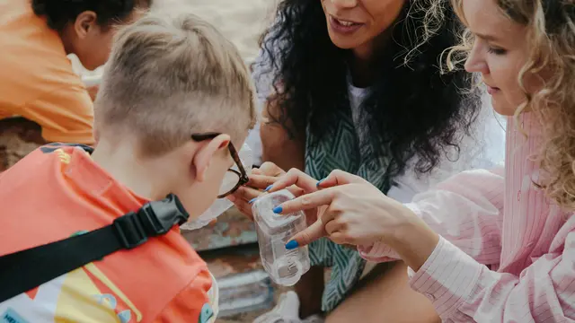 Anak-anak memilah sampah