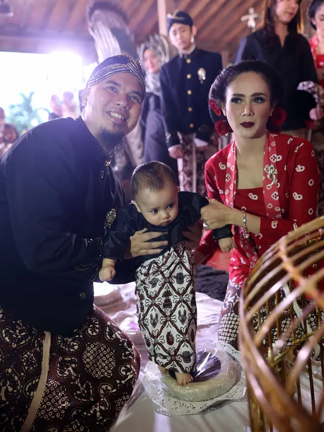 [Bintang] Tedak Siten Anak Ahmad Dhani