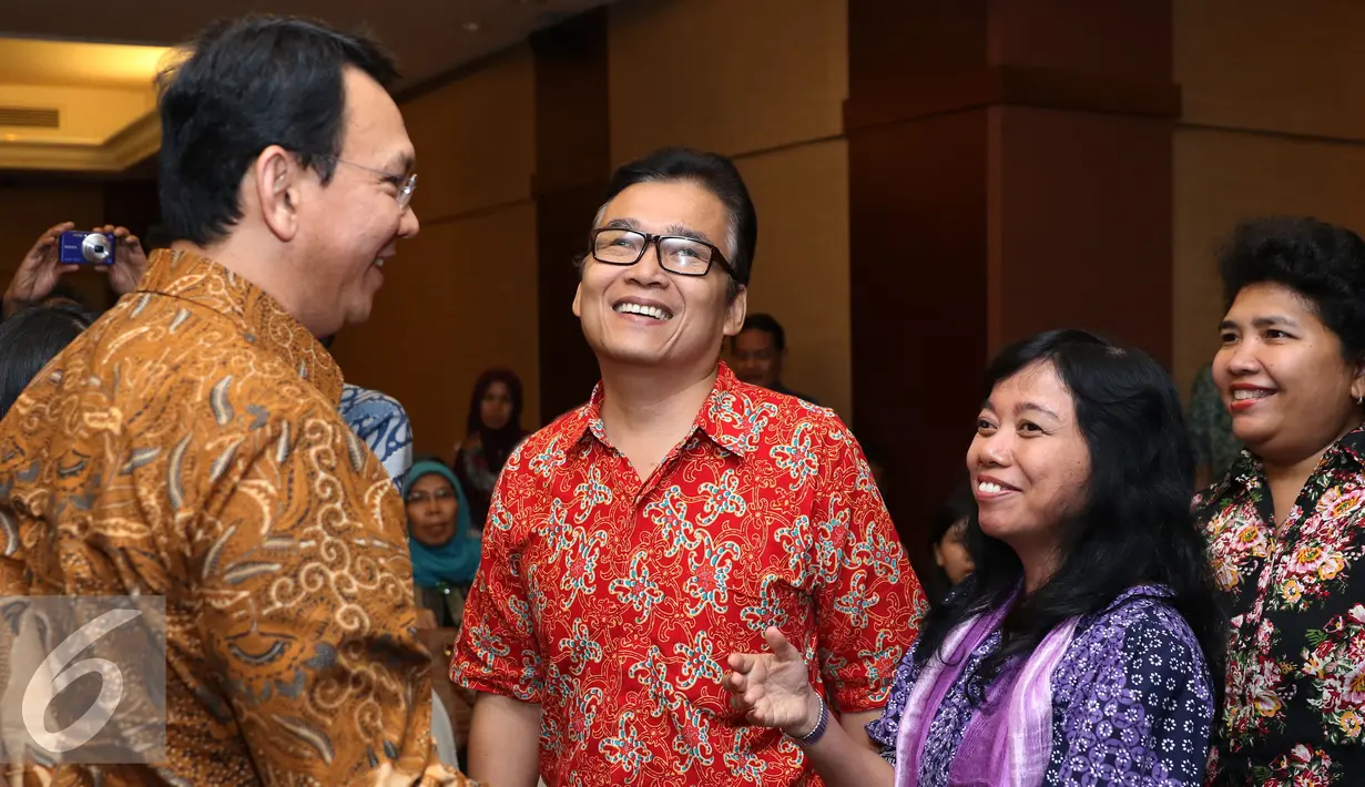 Gubernur Basuki T Purnama berbincang dengan para tunanetra sebelum menonton film Jingga di Djakarta Theatre, Jakarta, Jumat (4/3). Film Jingga ini berkisah tentang kehidupan remaja tunanetra. (Liputan6.com/Herman Zakharia)