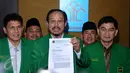 Djan Faridz (tengah) bersama pengurus PPP memberi keterangan usai menemui Menkumham Yasonna Laoly di Jakarta, Selasa (23/11). Djan Faridz melaporkan hasil putusan PTUN yang mengabulkan gugatan PPP kubu Djan Faridz. (Liputan6.com/Helmi Fithriansyah)