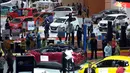 Pengunjung memadati salah satu stand kendaraan yang dipamerkan pada Indonesia International Motor Show 2018 di JIExpo, Jakarta, Kamis (19/4). 38 merek kendaraan dipamerkan dan 350 perusahaan ikut dalam IIMS 2018. (Liputan6.com/Helmi Fithriansyah)