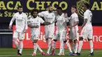 Pemain Real Madrid Karim Benzema (ketiga kiri) merayakan bersama rekan satu timnya usai mencetak gol ke gawang Cadiz pada pertandingan La Liga Spanyol di Stadion Ramon Carranza, Cadiz, Spanyol, Rabu (21/4/2021). Real Madrid menang 3-0. (AP Photo/Jose Breton)