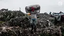 Pemulung membawa sampah di TPA Bantar Gebang, Kota Bekasi, Jawa Barat.  (Liputan6.com/Yoppy Renato)