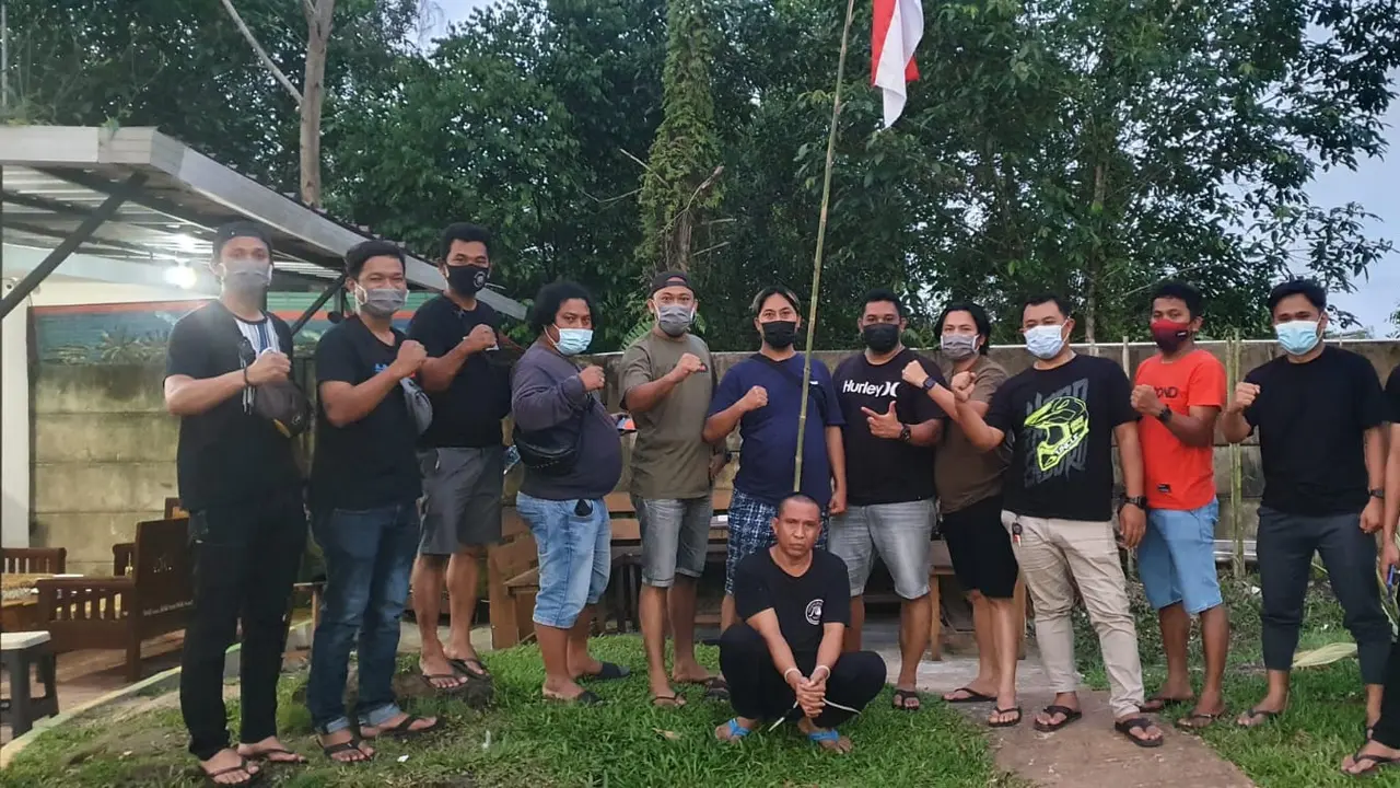 Polisi saat berhasil membekuk tersangka dari tempat persembunyian di Balikpapan Kaltim. Foto istimewa