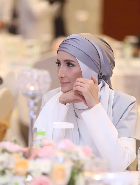 Inneke juga enggan membicarakan terkait suaminya. Sambil berkaca-kaca, ia berharap tidak membicarakan suaminya. Bahkan bisa menangis saat ngomongin suaminya yang sekarang di balik jeruji besi tersebut. (Nurwahyunan/Bintang.com)