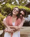 Prilly memang tak jarang tampil bersama Reza Rahardian dengan pose-pose mesra bak pasangan serasi. Seperti dalam foto bernuansa retro ini. Terlihat Prilly mengenakan innerwear putih yang ditumpuknya dengan crop top kerah kimono. Reza juga tampil mengenakan nuansa outfit kemeja oranye yang senada.