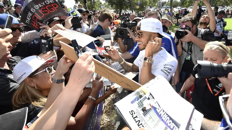 Pembalap Mercedes Lewis Hamilton melayani permintaan penggemar usai sesi kualifikasi ajang pembuka F1 GP Australia di Sirkuit Albert Park, Melbourne, Sabtu (25/3/2017). 