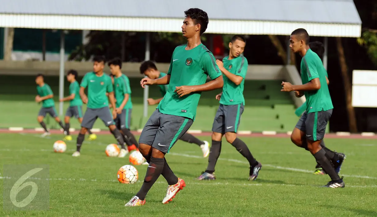Calon pemain Timnas Indonesia U-19 melakukan pemanasan jelang latihan seleksi di lapangan Atang Sutresna, Jakarta, Kamis (23/3). 35 pesepakbola muda Indonesia mengikuti latihan seleksi Timnas U-19. (Liputan6.com/Helmi Fithriansyah)
