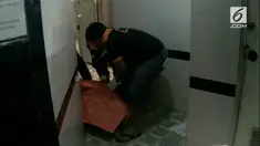 Seorang sopir bajaj ditemukan meninggal dunia di dalam WC Umum belum diketahui penyebab kematiannya. Polisi mengidentifikasi dan membawanya ke RSCM untuk di otopsi