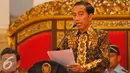 Presiden Jokowi memberikan paparan saat memimpin Sidang Kabinet Paripuna di Istana, Jakarta, Rabu (2/1). Jokowi meminta seluruh jajaran kementerian dan lembaga fokus dalam pencapaian program prioritas pemerintah. (Liputan6.com/Angga Yuniar)
