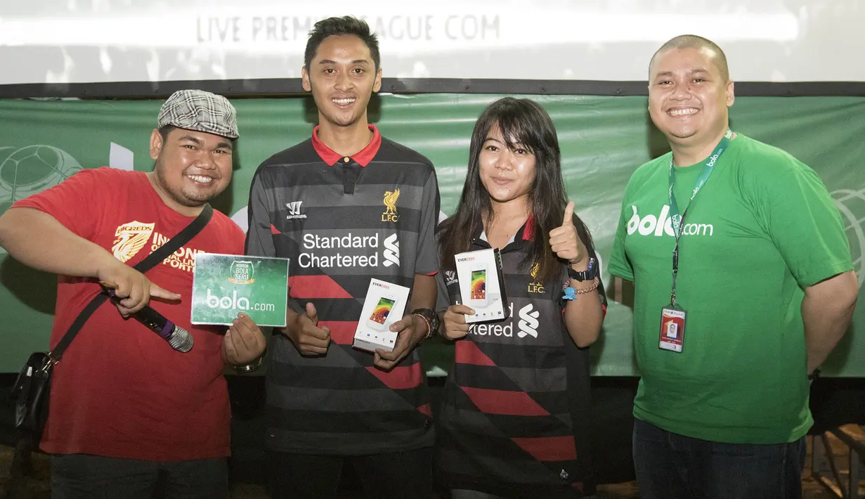 Pendukung Liverpool yang beruntung saat mengikuti nonton bareng mendapatkan hadiah handphone dari Bola.com di Alibaba Futsal, Bekasi, Minggu (13/8/2015). (Bola.com/Vitalis Yogi Trisna)