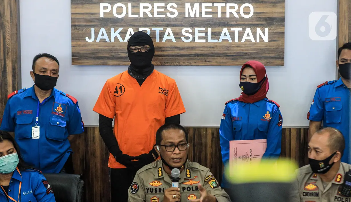 Aktor berinisial DS atau Dwi Sasono saat dirilis terkait kasus kepemilikan narkoba di Polres Metro Jakarta Selatan, Senin (1/6/2020). DS ditangkap pada 26 Mei lalu di rumahnya di kawasan Pondok Labu Jakarta Selatan.  (Liputan6.com/Faizal Fanani)