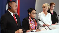 Menhan RI Ryamizard Ryacudu (kiri) dan Menlu Retno Marsudi (kedua kiri) memberi keterangan usai pertemuan dengan Menlu Australia Julie Bishop serta Menhan Australia Marise Payne di Sydney (16/3). (AFP Photo/Pool/William West)