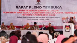 Suasana rapat pleno KPU di KPUD, Jakarta, Jumat (5/5). Dari penghitungan tingkat provinsi, pasangan Anies dan Sandi berhasil mengungguli pasangan calon nomor urut dua Basuki T Purnama atau Ahok dan Djarot Saiful Hidayat. (Liputan6.com/Gempur M Surya)